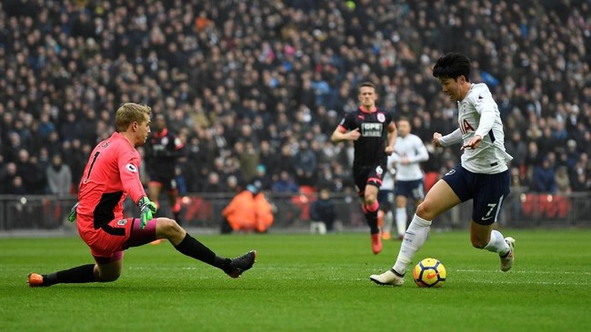 Son Heung-Min tampil cemerlang saat Tottenham Hotspur sukses menggasak Huddersfield 2-0 dalam lanjutan Liga Primer Inggris di Stadion Wembley, Sabtu (3/3).