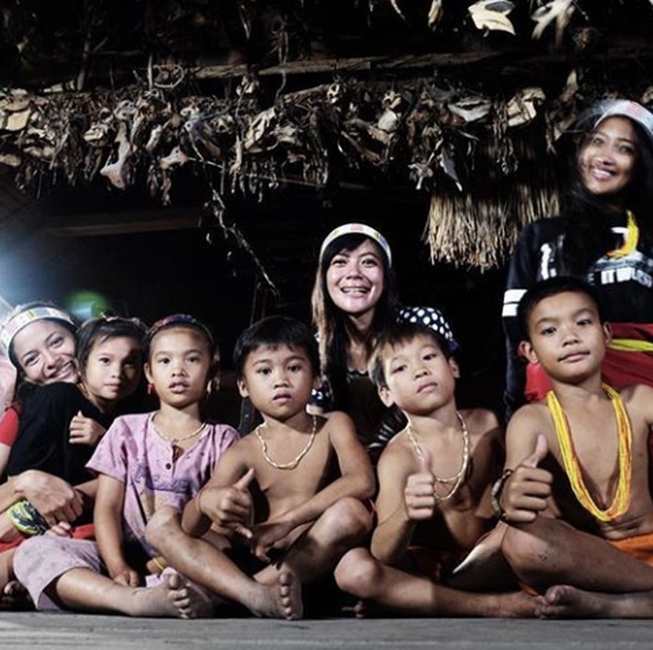 Akrab banget ya sama-anak suku Mentawai. (Foto: Instagram @putrimarino)