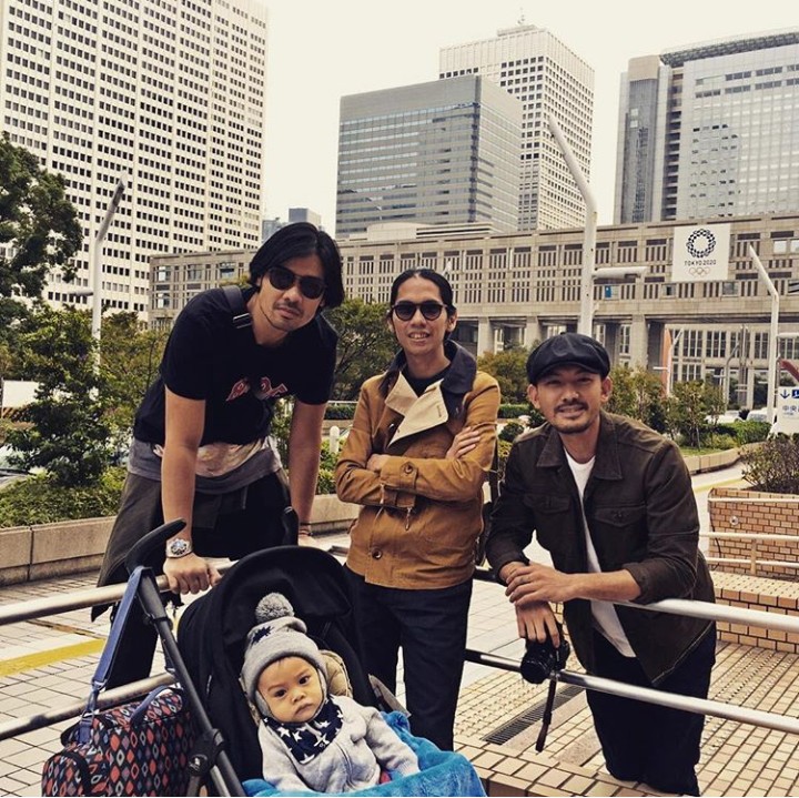 <p>Di usia 33 tahun, sudah pantas kok mendorong stroller bayi atau menggendong bayi, he-he. Pasti nanti jadi ayah muda yang super keren. (Foto: Instagram @chicco.jerikho)</p>