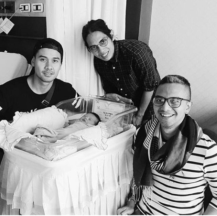 <p>Ini sebenarnya sutradara Angga Dwimas Sasongko yang punya anak. Tapi di foto ini, Chicco mendominasi posisi bayi, sehingga dia terlihat seperti yang baru punya anak, he-he-he. (Foto: Instagram @anggiakharisma)</p>
