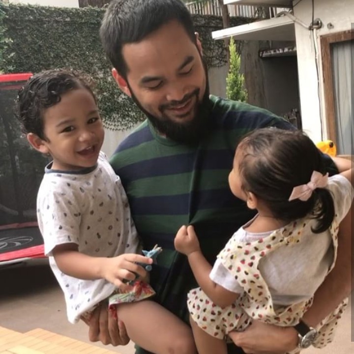 <p>Wah, dua-duanya ingin digendong ayahnya. (Foto: Instagram @shireensungkar)</p>