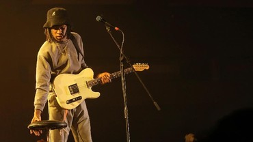 Lirik Lagu Streetcar - Daniel Caesar