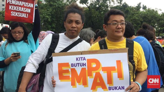 Komedian Arie Kriting saat mengikuti aksi Women's March Jakarta, Sabtu (3/3).