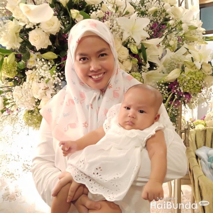 Kayaknya si kecil nggak suka diajak foto dengan background bunga-bunga deh, Bun, he -he-he. (Foto: Angga)