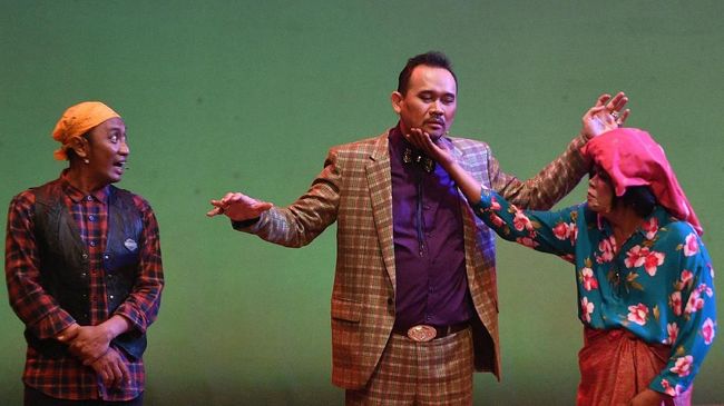 Komedian Cak Lontong (tengah), Akbar (kiri) dan Merry Sinaga (kanan) mementaskan lakon Preman Parlente di Graha Bhakti Budaya, Taman Ismail Marzuki, Jakarta, Jumat (2/3). Preman Parlente bercerita tentang lika liku cinta antara Ucok sang preman serta penipu ulung yang diperankan Cak Lontong dan kekasihnya Butet yang diperankan penyanyi Louise Sitanggang. ANTARA FOTO/Sigid Kurniawan/18.