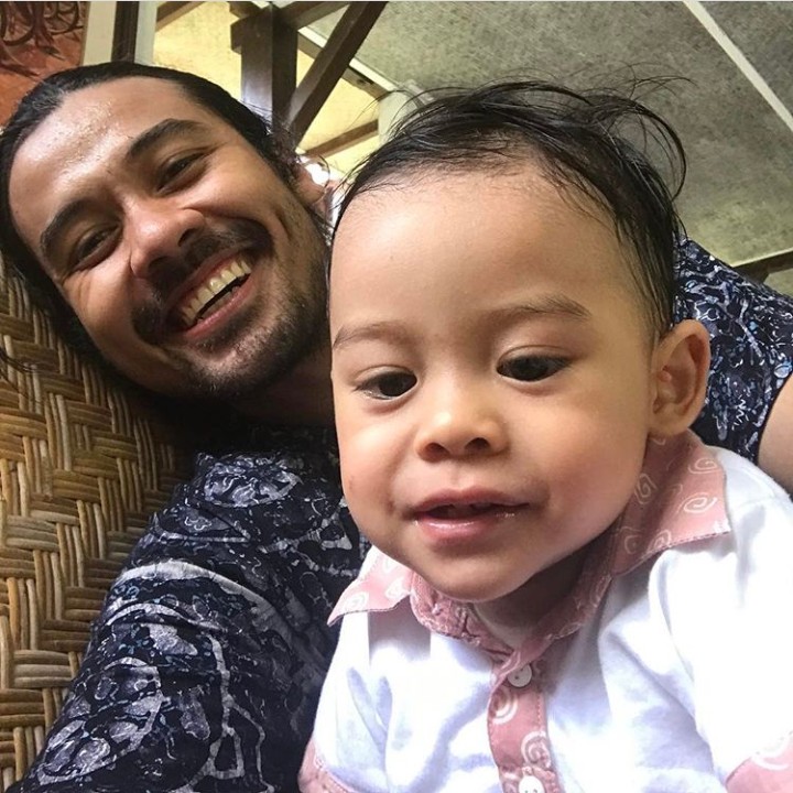 <p>Chicco memang sering foto bareng anaknya Angga Dwimas Sasongko, Angkasa Rigel. Sudah cocok punya anak kan, Bun? (Foto: Instagram @chicco.jerikho)</p>