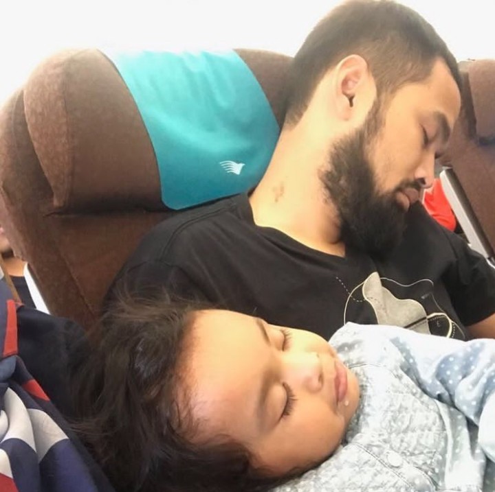 <p>Nah, ini sepertinya ayah dan anak sama-sama kelelahan. (Foto: Instagram @teukuwisnu)</p>