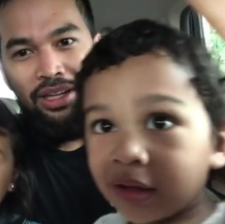 <p>Di mobil pun Adam dan Hawwa maunya dipangku sang ayah. (Foto: Instagram @teukuwisnu)</p>