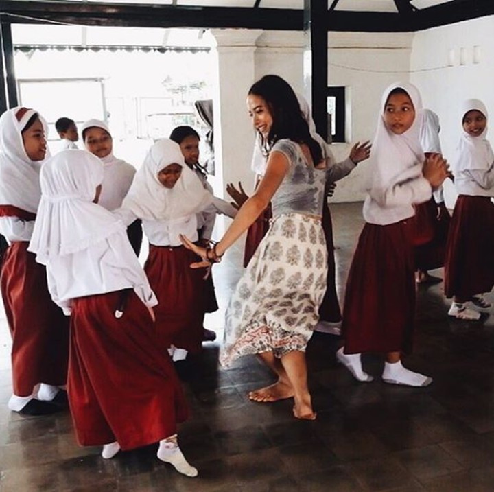 Belajar menari bersama anak-anak SD. Terlihat seperti bu guru ya, Bun. (Foto: Instagram @putrimarino)