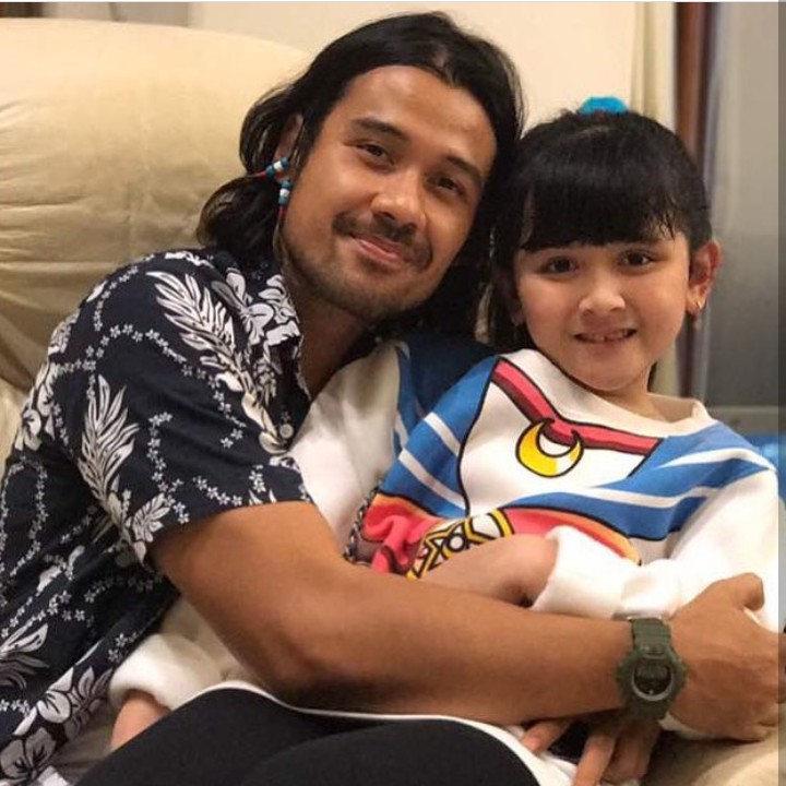 <p>Kira-kira beginilah kelak kalau Chicco berfoto bersama putri kecilnya, he-he-he. (Foto: Instagram @chicco.jerikho)</p>