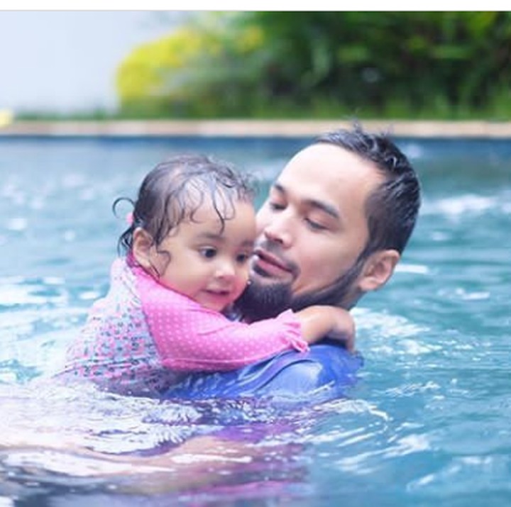 <p>Teuku Wisnu sedang ngajarin anak keduanya, Cut Hawwa, berenang. Seru! (Foto: Instagram @shireensungkar)</p>