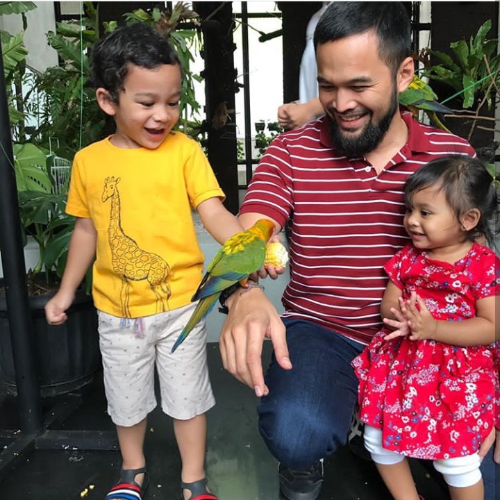 <p>Asyiknya memberi makan burung. (Foto: Instagram @teukuwisnu)</p>