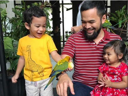 Mengintip Keseruan Teuku Wisnu Saat Momong Kedua Anaknya