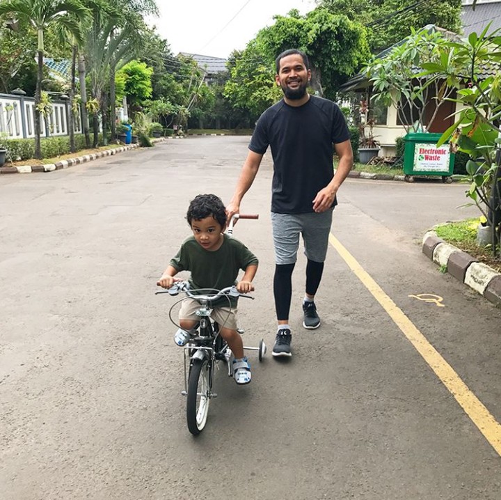 <p>Seru banget olahraga sambil mengasuh anak. (Foto: Instagram @teukuwisnu)</p>