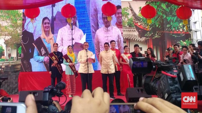 Anies Baswedan menyebut dirinya dan Sandiaga Uno akan memutus tradisi Gubernur DKI sebelumnya yang tidak hadir di perayaan Cap Go Meh di Jakarta.