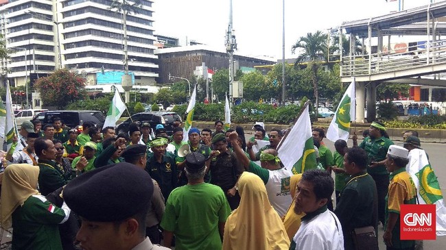 Puluhan pendukunga Partai Bulan Bintang (PBB) mengawal sidang ajudikasi sengketa verifikasi partai politik antara PBB dengan KPU di Bawaslu, Minggu (4/3).