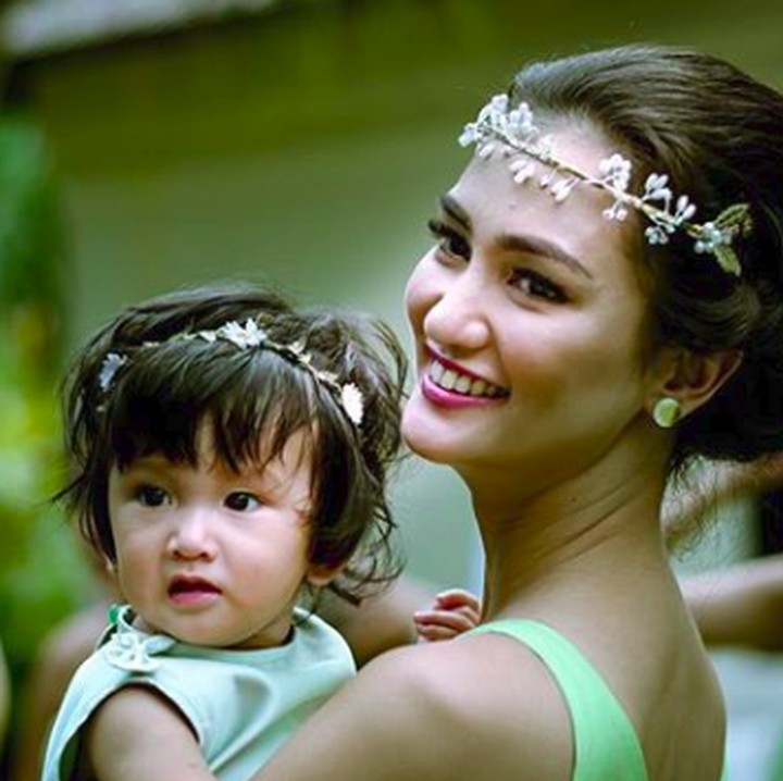 <p>Ini saat Bunda Atiqah dan Sal di pernikahan Chicco Jerikho dan Putri Marino. Kayak anak kembar ya? He-he-he. (Foto: Instagram/ @atiqahhasiholan)</p>