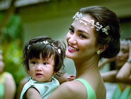 Kecenya Gaya Kompak Atiqah Hasiholan dan si Kecil Salma