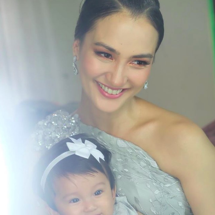 <p>Dress bernuansa abu-abu manjur banget bikin Bunda Atiqah dan Baby Sal tambah cantik. (Foto: Instagram/ @atiqahhasiholan)<br /><br /><br /></p>