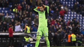 Diego Lopez Hilang Kesadaran di Lapangan Usai Benturan Kepala