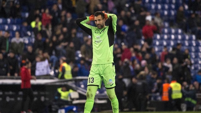 Kiper Espanyol Diego Lopez terkapar di lapangan usai mengalami benturan kepala dengan pemain Levante, Armando Sadiku.