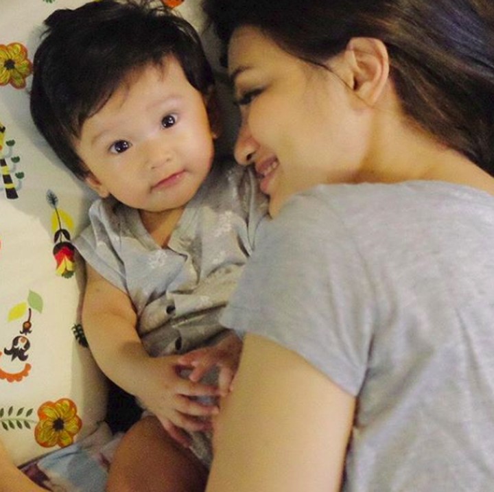 <p>Tuh, lagi santai aja Atiqah dan Sal sama-sama pakai baju bernuansa abu-abu. Entah kebetulan atau nggak, yang pasti ibu dan anak ini tetap kece. (Foto: Instagram/ @atiqahhasiholan)</p>