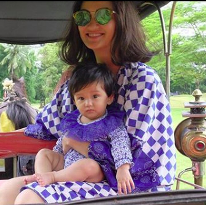 <p>Naik delman dengan busana bernuansa biru, Atiqah dan Sal makin kompak nih. (Foto: Instagram/ @atiqahhasiholan)</p>