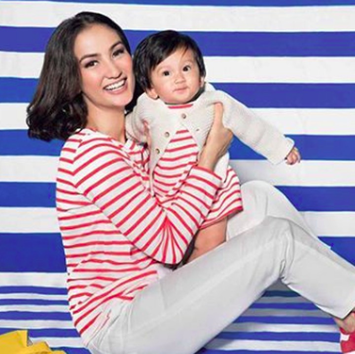 <p>Bunda maupun si kecil sama-sama cantik pakai outfit kembaran kayak gini. (Foto: Instagram/ @atiqahhasiholan)</p>