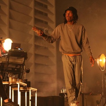 Lirik Lagu Superpowers - Daniel Caesar