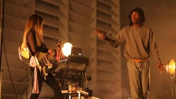 Lirik Lagu Superpowers - Daniel Caesar