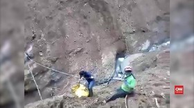 VIDEO: Evakuasi Korban Longsor Brebes di Medan Ekstrem