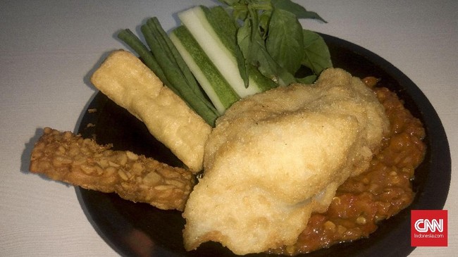 Pemerintah Kota Palembang mengancam akan memidanakan pemilik warung pempek yang menolak warungnya dipasangi alat pemantau pajak.