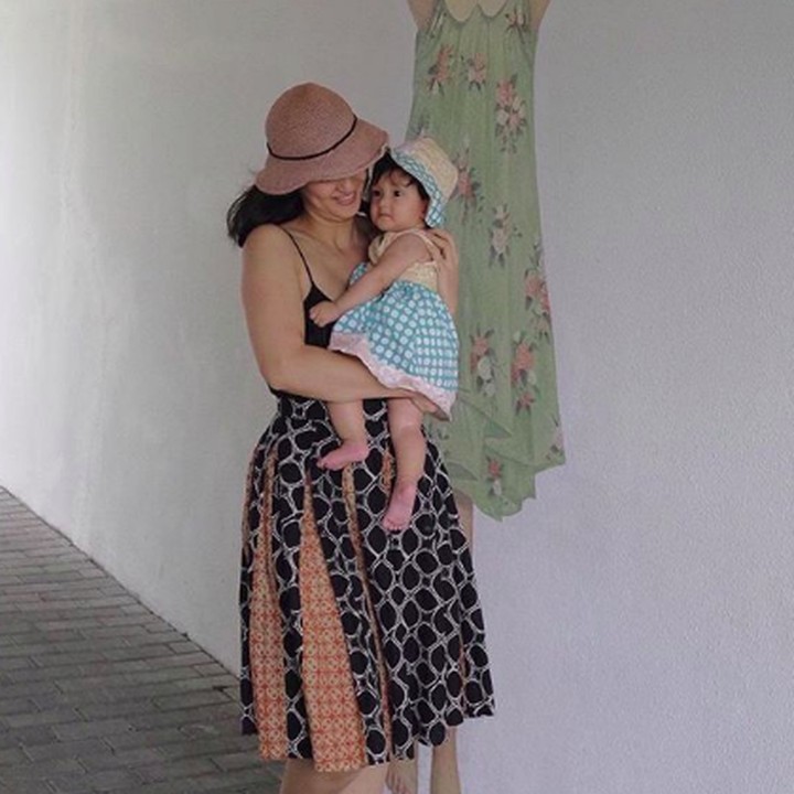 <p>Walau motif dress-nya beda, penampilan kompak Atiqah dan Salma bikin ibu dan anak ini makin cute. Setuju, Bun? (Foto: Instagram/ @atiqahhasiholan)</p>