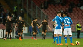 Dikalahkan Roma, Napoli Terancam Digusur Juventus