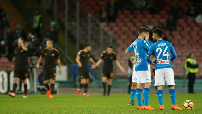 Kekalahan dari AS Roma membuat Napoli terancam digusur Juventus yang unggul satu pertandingan lebih banyak.