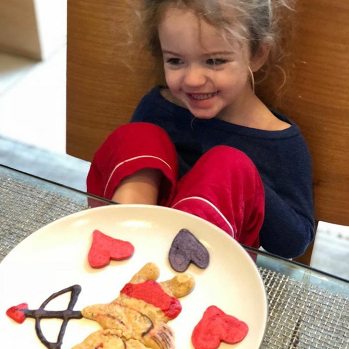 <p>Kali ini Jane malu-malu difoto karena pancakenya berbentuk Cupid, si peri cinta. (Foto: Instagram @Jimmykimmel)</p>