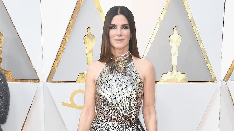 Tangis Haru Sandra Bullock Saat Bicara tentang Anaknya Air mata Sandra Bullock menetes ketika dia diajak ngobrol tentang anak ankatnya, Louis dan Laila.