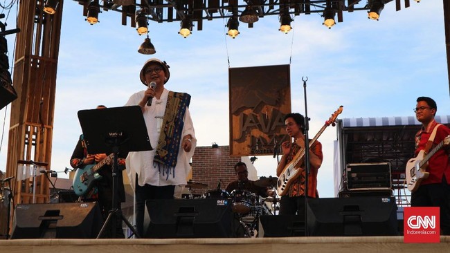 Tampil bersama grup band berisi para diplomat, Menlu Retno Marsudi mengkampanyekan keanggotaan Indonesia di Dewan Keamanan PBB di Java Jazz Festival 2018.