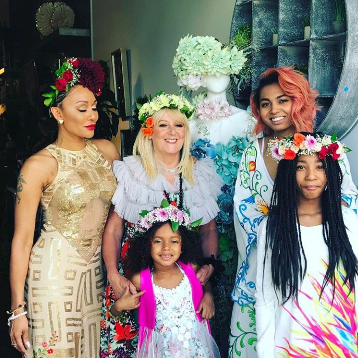 <p>Kali ini lengkap bersama ketiga putrinya, Angel, Phoenix dan Madison. (Instagram @officialmelb)</p>