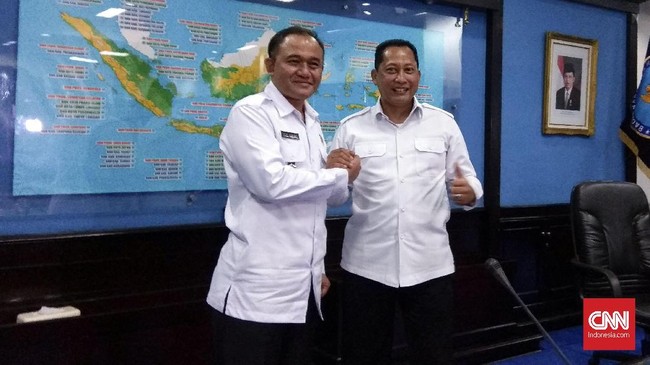 Selain pelabuhan, jalur perbatasan dari Malaysia sangat rawan menjadi tempat menyelundupkan narkotika. BNN telah menangkap empat kurir yang dikendalikan napi.