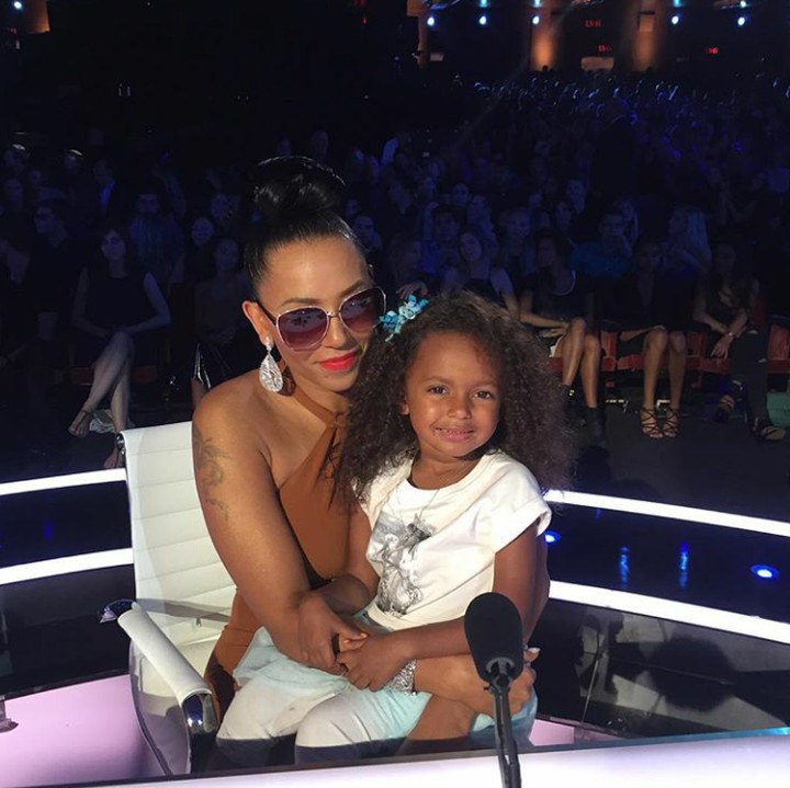 <p>Namanya juga anak terakhir pasti selalu 'nempel' sama ibunya ke mana-mana. (Instagram @officialmelb)</p>
