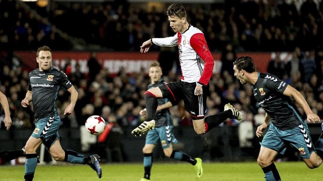 Suporter Go Ahead Eagles menyerang para pemain De Graafschap dalam pertandingan Divisi Dua Liga Belanda, Minggu (4/3).