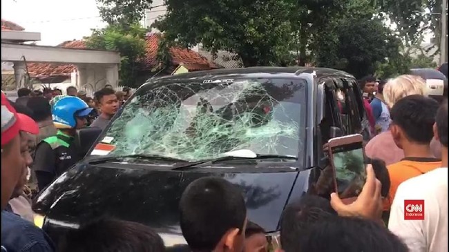 Polisi menyebut para pelaku menggunakan modus lama, yakni memepet korban dan mengaku polisi. Korban diajak keliling sampai akhirnya berteriak minta tolong.