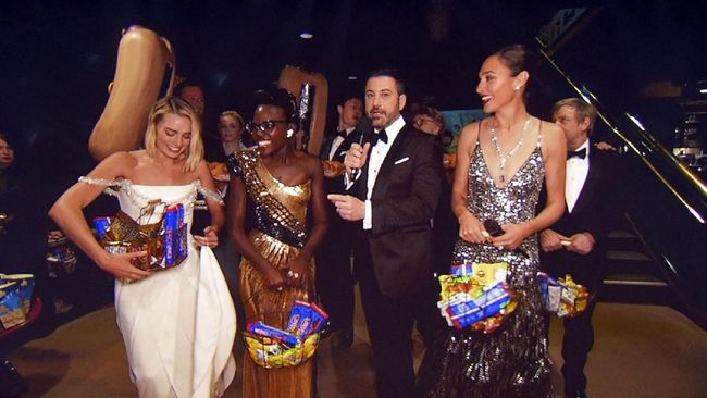 Penonton yang tengah khusyuk menyaksikan Piala Oscar 2018 di luar Dolby Theatre pun riuh lantaran Gal Gadot dan Jimmy Kimmel membagikan camilan.