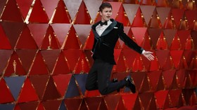FOTO: Gaya Pria-pria yang 'Tak Biasa' di Oscar 2018