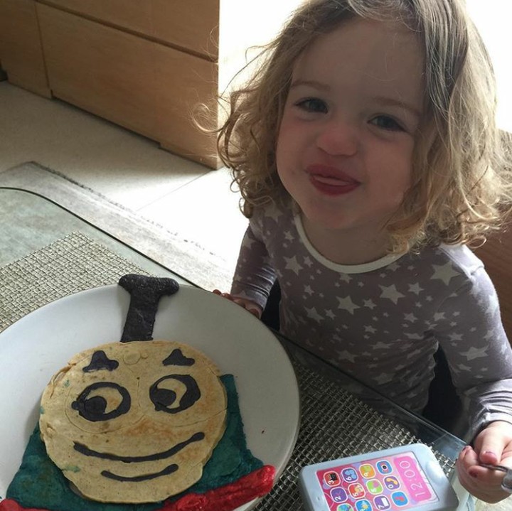 <p>Kali ini Jane semangat banget karena pancakenya berbentuk Thomas! (Foto: Instagram @Jimmykimmel)</p>