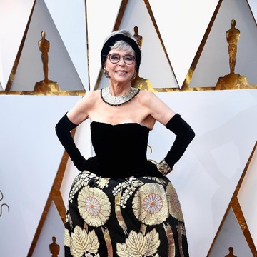 img-title Makin Tua, Makin Memesona! Ini Deretan Aktris Hollywood yang Modis dengan Rambut Putih