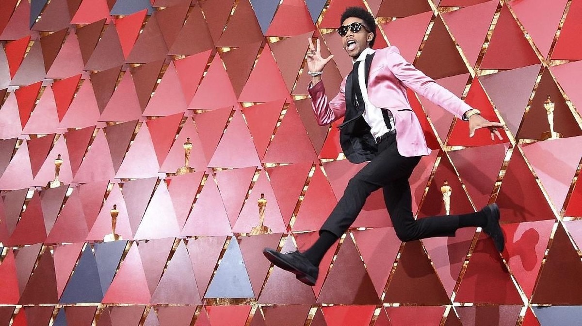 FOTO: Gaya Pria-pria yang 'Tak Biasa' di Oscar 2018
