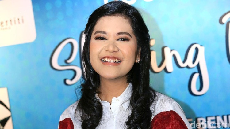 Kahiyang Ayu mengunggah foto perdana bareng suaminya, Bobby Nasution dan anaknya, Sedah Mirah Nasution. Begini penampilan mereka.