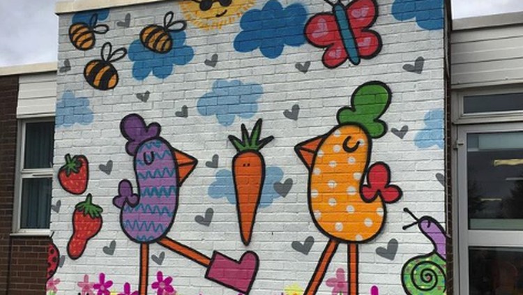 Grafiti adalah salah satu cara ibu dan anak ini membangun bonding. Bunda dan si kecil gimana?